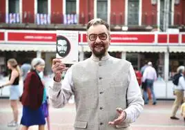 Kabir Bedi, con el libro de sus memorias en la Plaza Mayor.