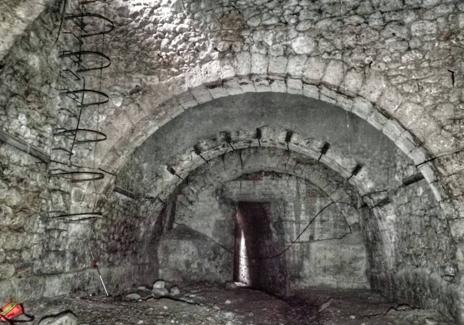 Imagen secundaria 1 - Arriba, planta y sección del puente de San Benito en 1788, realizados por Joseph Calderón. Debajo, el puente en su estado actual, bajo la calle San Benito (izquierda) y la galería meridional del convento (derecha).