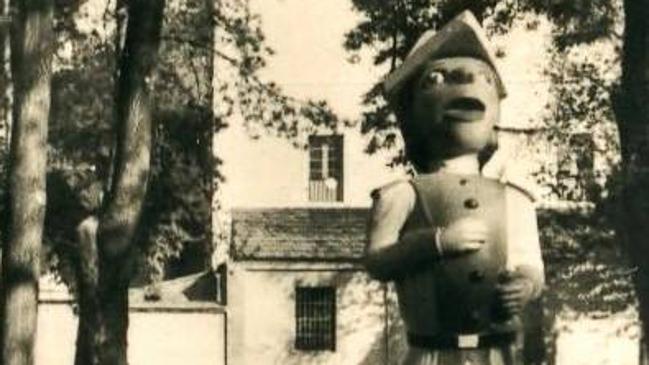 Imagen después - La plaza de Poniente en 1974 y detalle de la estatuilla de Pipo en sus jardines (años 30 del siglo XX).