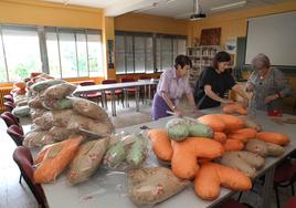 Voluntarias empaquetan los corazones solidarios en una de las aulas de la UPP.