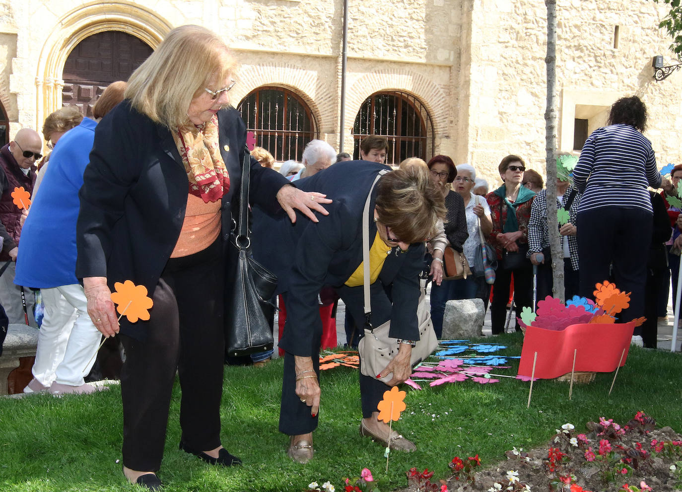 Plantación simbólica contra el maltrato a las personas mayores