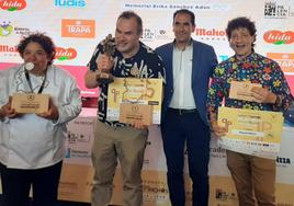 El alcalde de Palencia, con los cocineros ganadores.