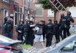 Agentes de la Policía Nacional se llevan a uno de los detenidos en la madrugada de este martes en Pajarillos.