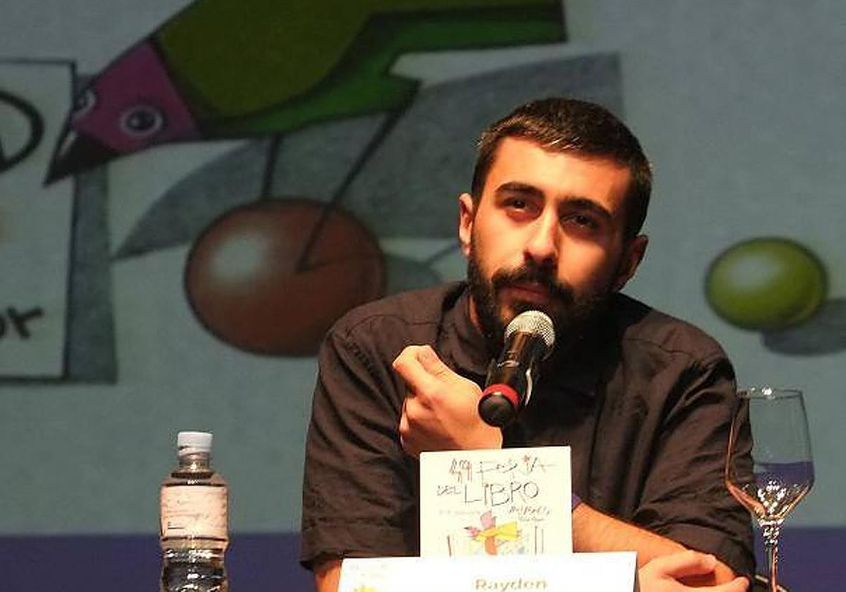 El artista Rayden en la edición 49 de la Feria del Libro en Valladolid.