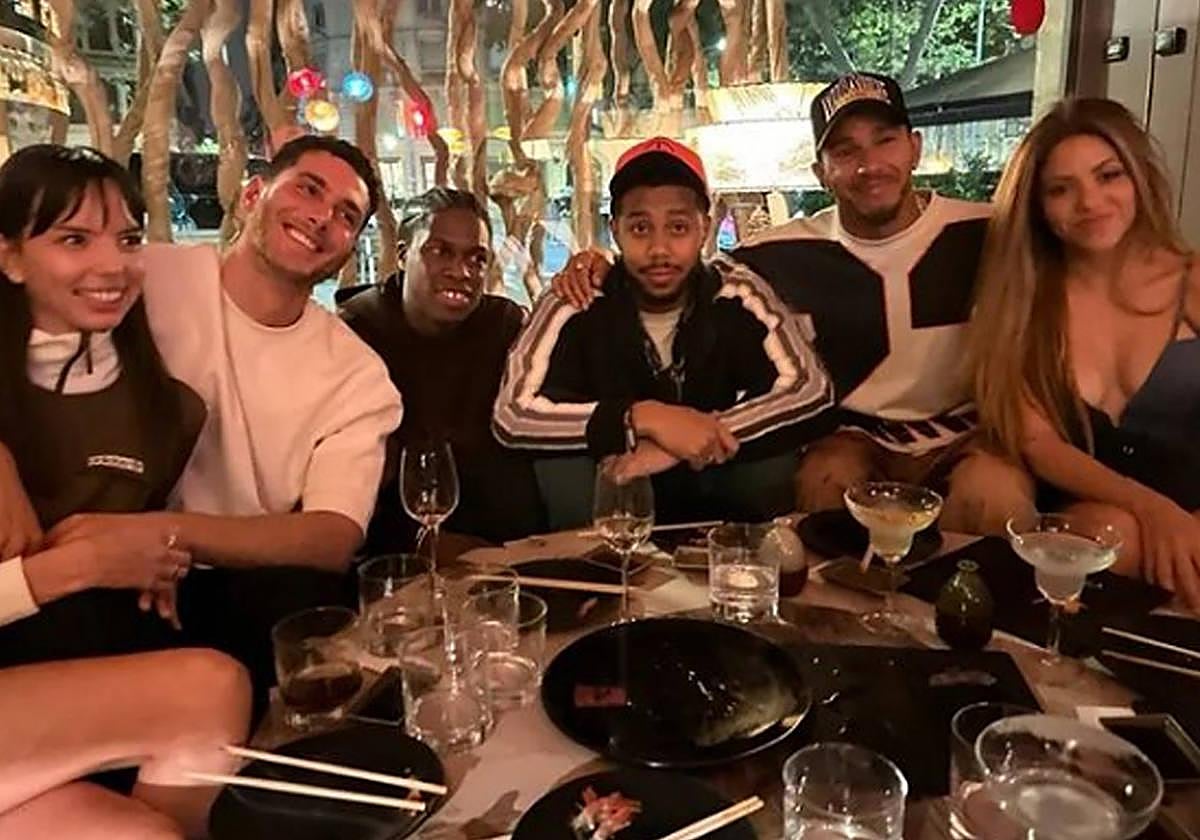 A la derecha, Shakira junto a Lewis Hamilton.