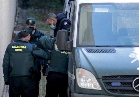 Iván S. B. llega custodiado al Juzgado de Cervera el 18 de abril de 2021.