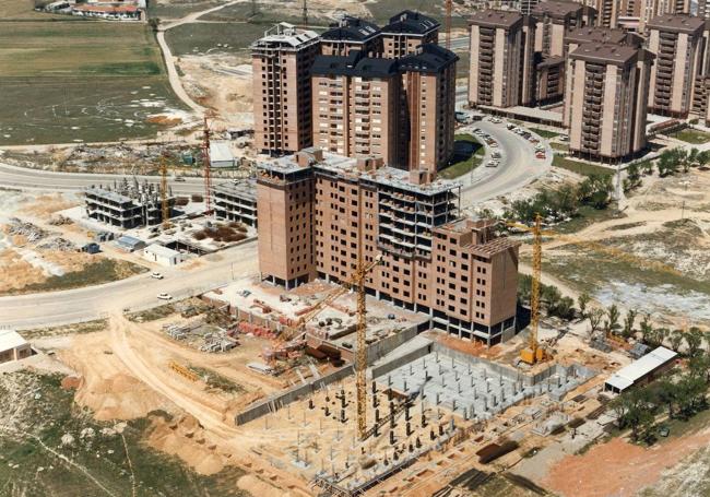 Primeros bloques en construcción en Adolfo Miaja de la Muela en los años ochenta.