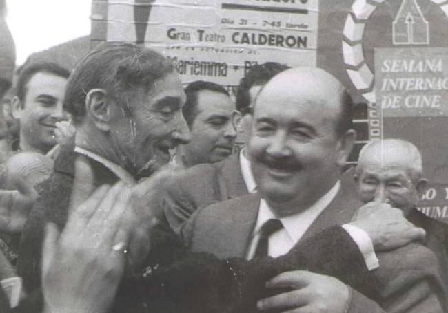 Vicente Escudero (izquierda) abraza al alcalde, Santiago López, el 30 de abril de 1965.