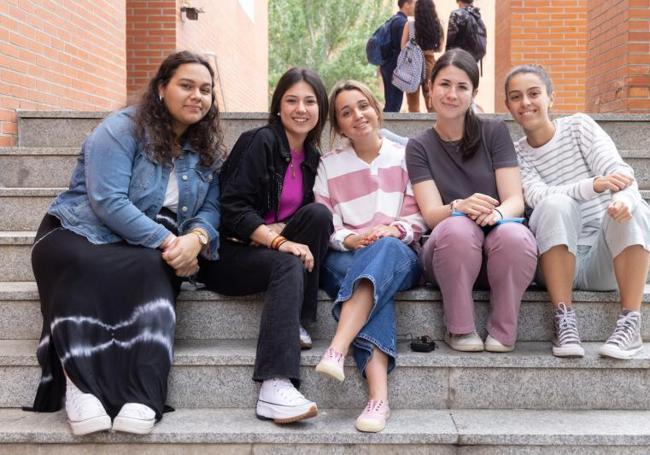 Alba Díaz, Carlota Simón, Naiara Ferrero, Marina González y Marina Nebot, a las puertas del Aulario.