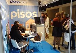 Compradores de vivienda en una feria inmobiliaria en Valladolid.