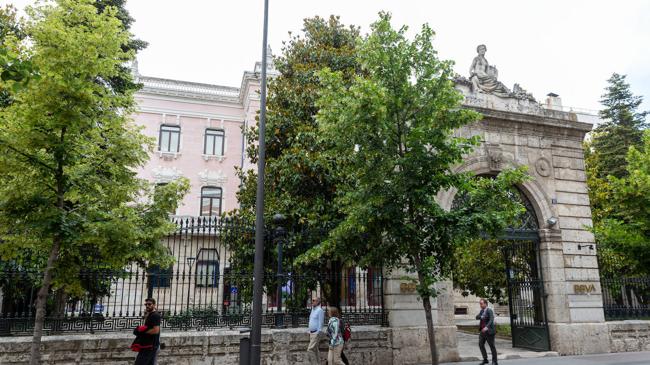 Imagen después - El libro que hace 40 años recopiló las mejores postales históricas de Valladolid