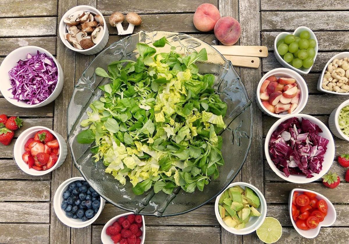 Las frutas, verduras y ensaladas son una buena opción a la hora de hidratarse.