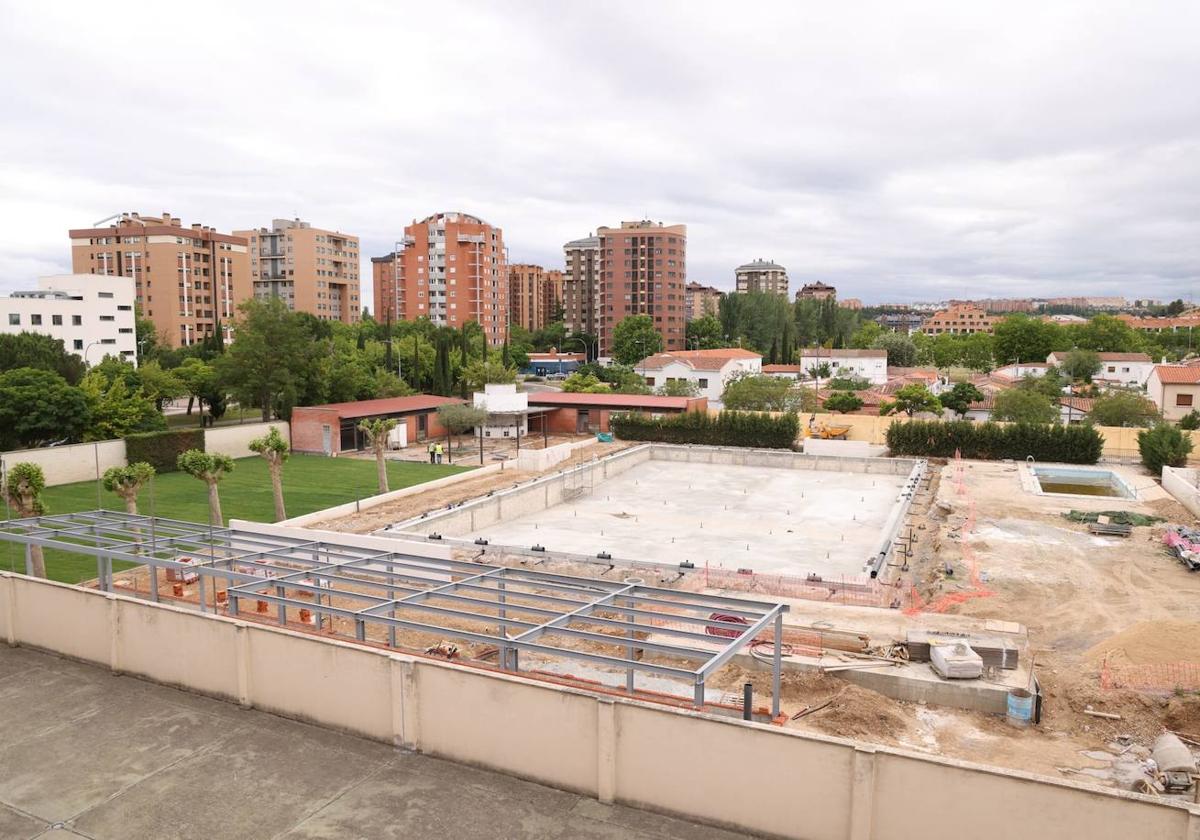 Estado de las obras en las piscinas de Riosol el 7 de junio, una semana antes de la fecha prevista inicialmente para su apertura.