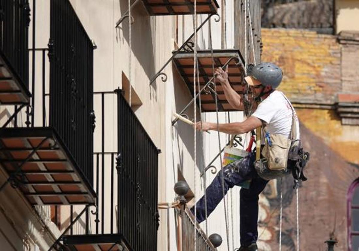 Un trabajador pinta la fachada de un edificio en una imagen de archivo.