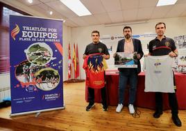 Jesús Del Caño, presidente del CD Triatlón Bomberos Valladolid; Alberto Bustos, concejal de Deportes; y Javier Reinoso, jefe del SEISPC de bomberos.