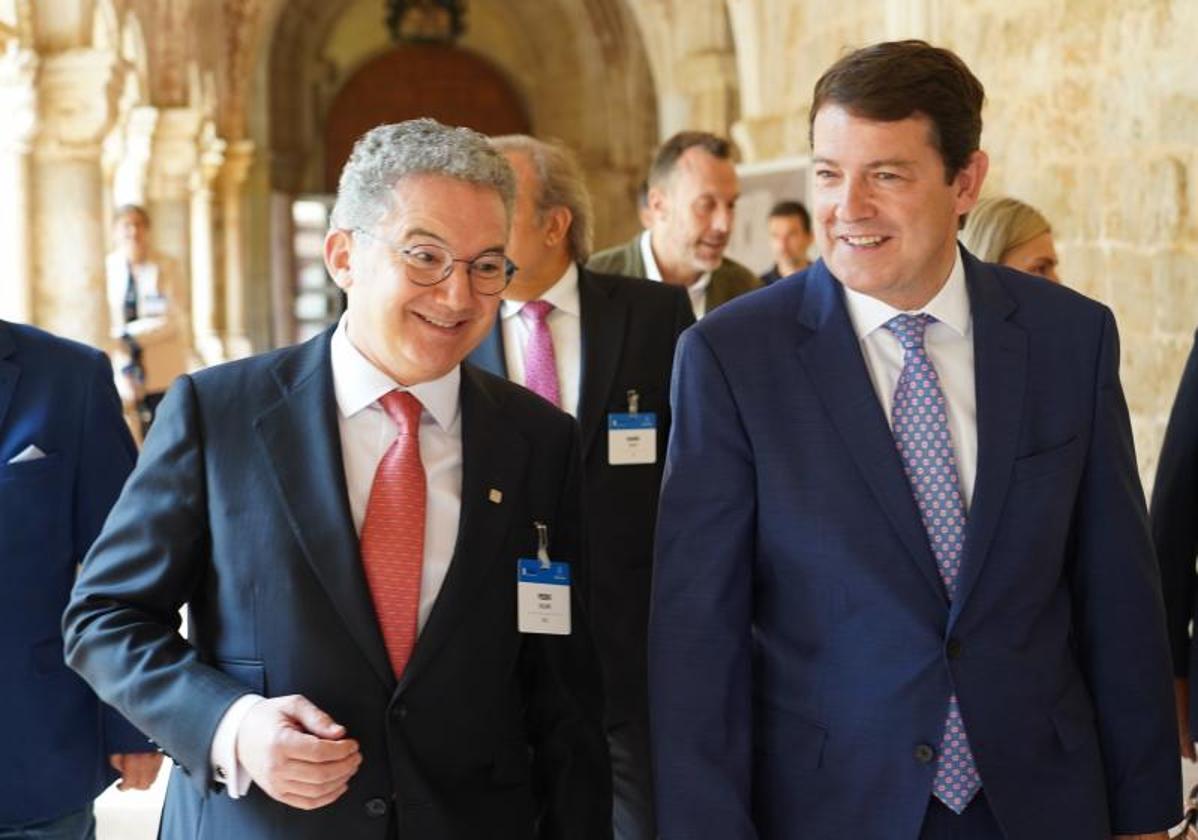 El presidente de la Junta de Castilla y León, Alfonso Fernández Mañueco, participa en el 9º Congreso de Empresa Familiar de Castilla y León junto a su presidente, Pedro Palomo.