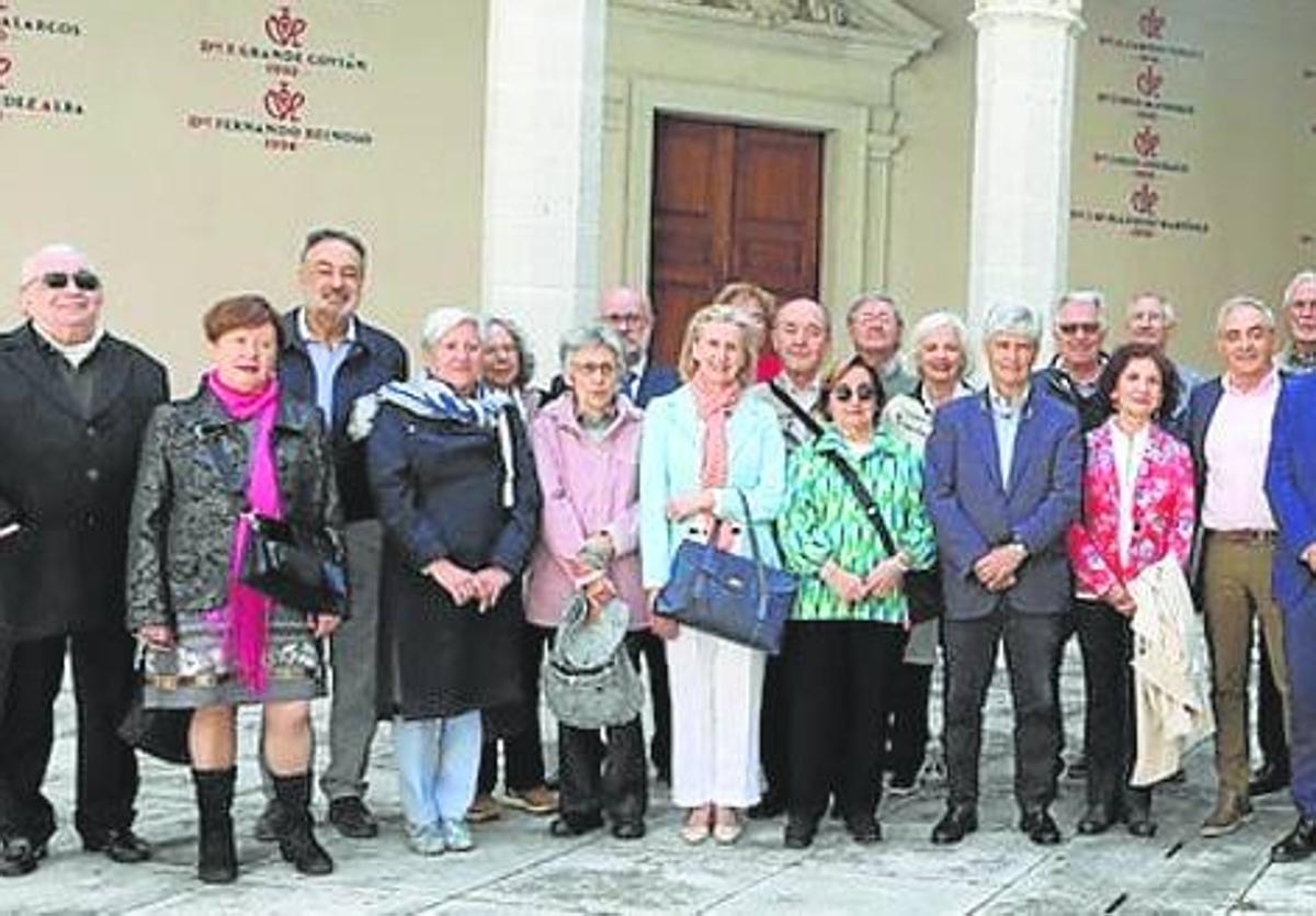 Foto en la universidad de los participantes en la reunión.