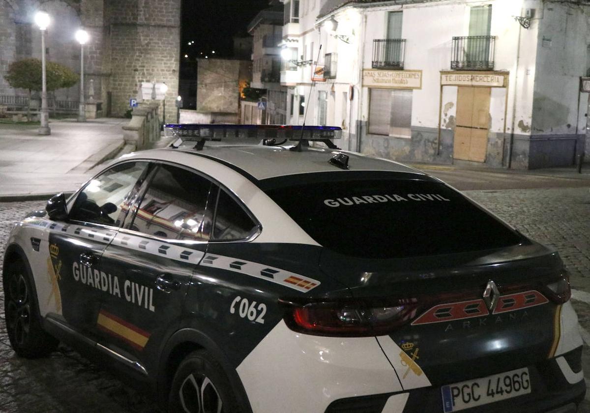 Patrulla de la Guardia Civil en El Espinar poco después del apuñalamiento.