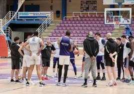 Charla de Paco García, técnico del UEMC, en el centro de la pista tras un entrenamiento.