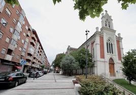 La calle Nueva del Carmen, remodelada hace justo un año, y la iglesia de la Pilarica desde el espacio peatonal de la plaza Rafael Cano.