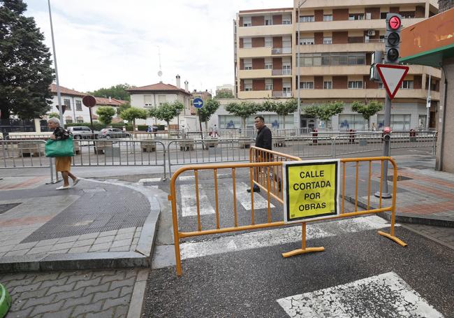 Cartel de calle cortada en la salida de Balmes.