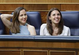 Las ministras de Derechos Sociales y Agenda 2030, Ione Belarra (i) e Igualdad, Irene Montero.