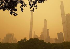 El humo de los incendios forestales canadienses envuelve los edificios cercanos a Central Park, en Nueva York.