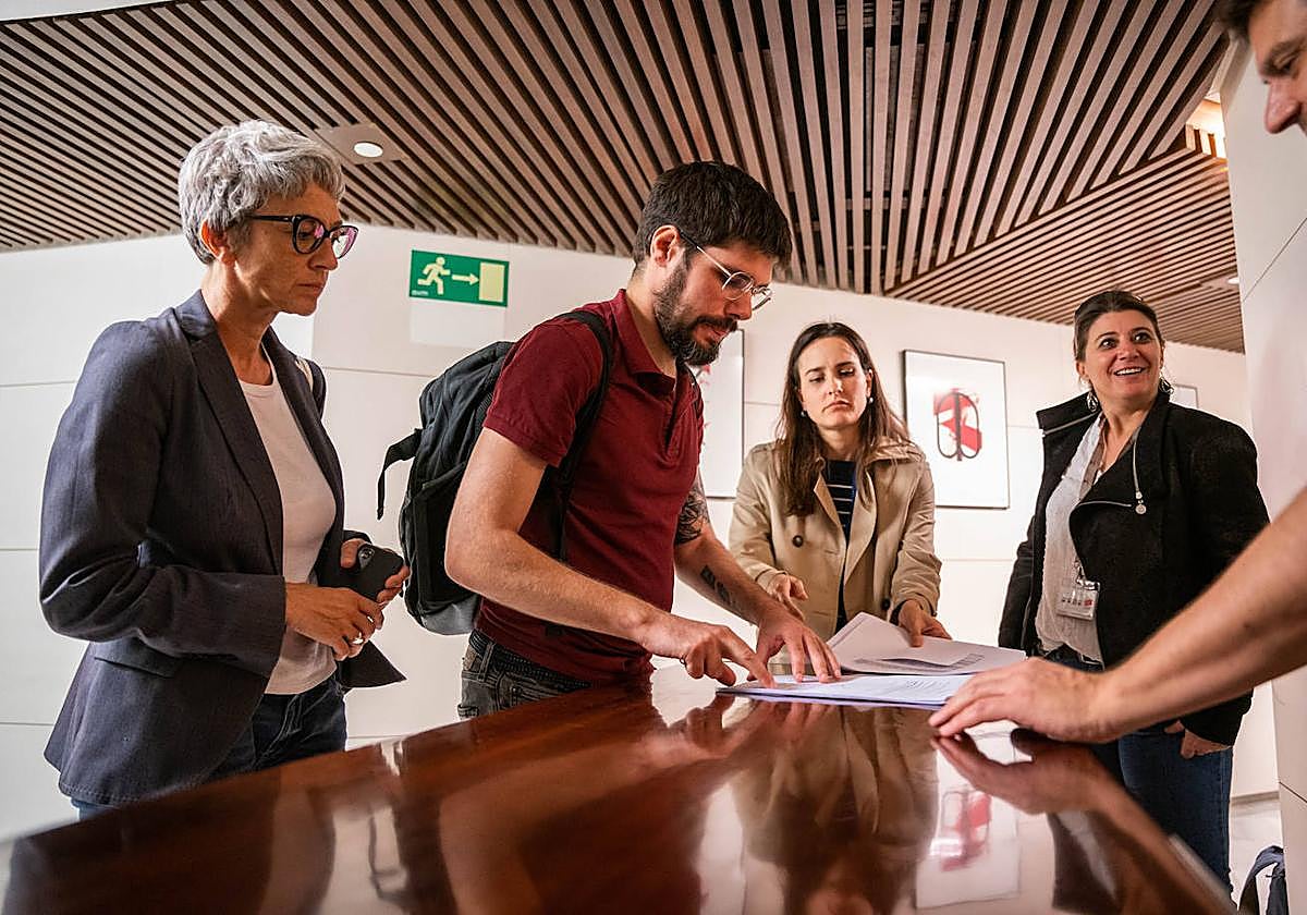 Varios representantes de la coalición acuden a registrar la coalición SUMAR en la Junta Electoral Central.