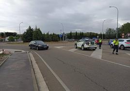 Control de la Guardia Civil de Tráfico en la rotonda de Villalobón.