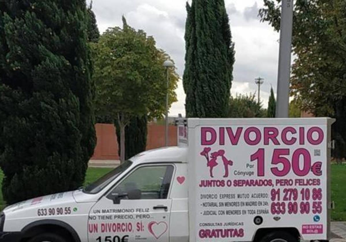 Una furgoneta-anuncio publicita divorcios baratos.