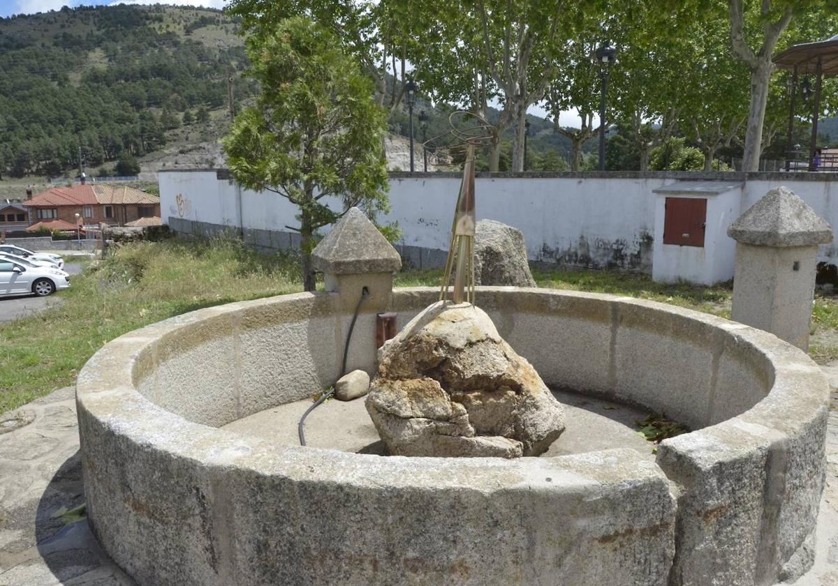 Una de las fuentes de El Espinar, actualmente, con el agua cortada.