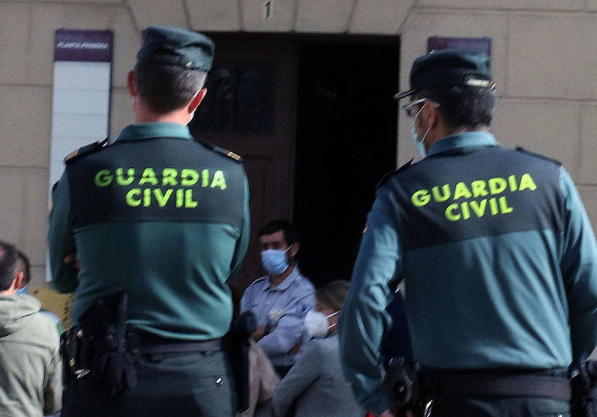 Guardias civiles ante una sede judicial en Segovia.