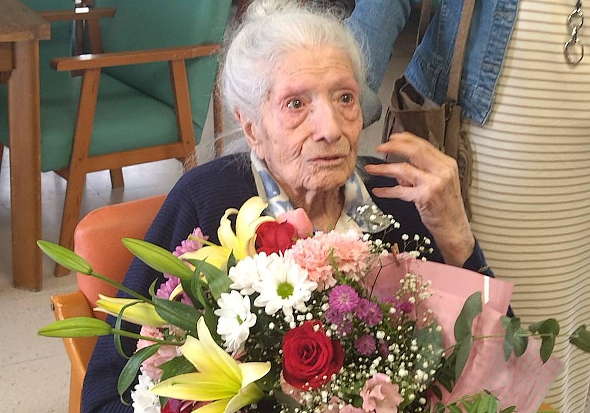 Lucía Fernández Caballero, este miércoles con un ramo de flores.