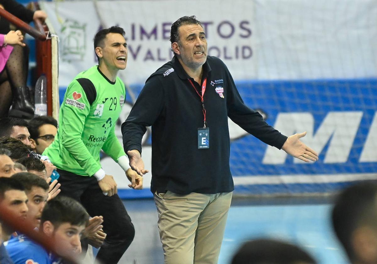 Yeray Lamariano, a la espalda de Pisonero en el partido ante Benidorm.