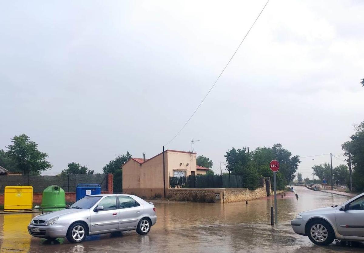 Parte de la carretera de Villarramiel se inundó este jueves tras las lluvias.