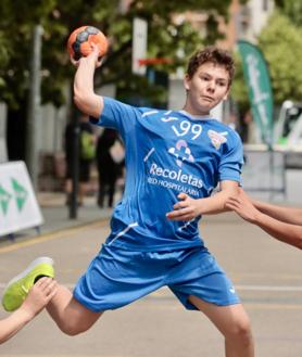 Imagen secundaria 2 - 1. Disputa de balón entre jugadores del Club Deportivo Hand Vall y del Club Balonmano Viaña. 2. Los jugadores de La Salle y de Viaña se saludan. 3. Un jugador del Recoletas lanza a portería.