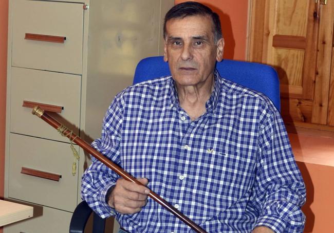 José Antonio González, con el bastón de mando que lleva en sus manos desde 1979