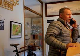 Antonio de la Rosa, en la puerta de su hotel, el CicloLodge.