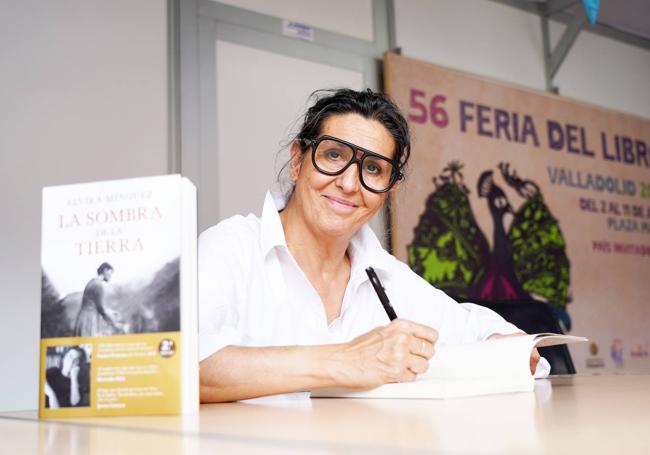 Elvira Mínguez, durante la firma de libros en Valladolid.