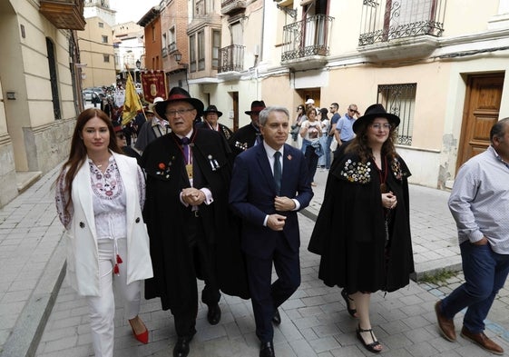 Vicente Vallés acompañado por representantes de la Cofradía del Vino de la Ribera del Duero y autoridades.