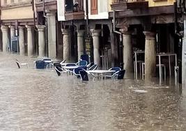 Plaza Mayor de Cervera, anegada por el agua.