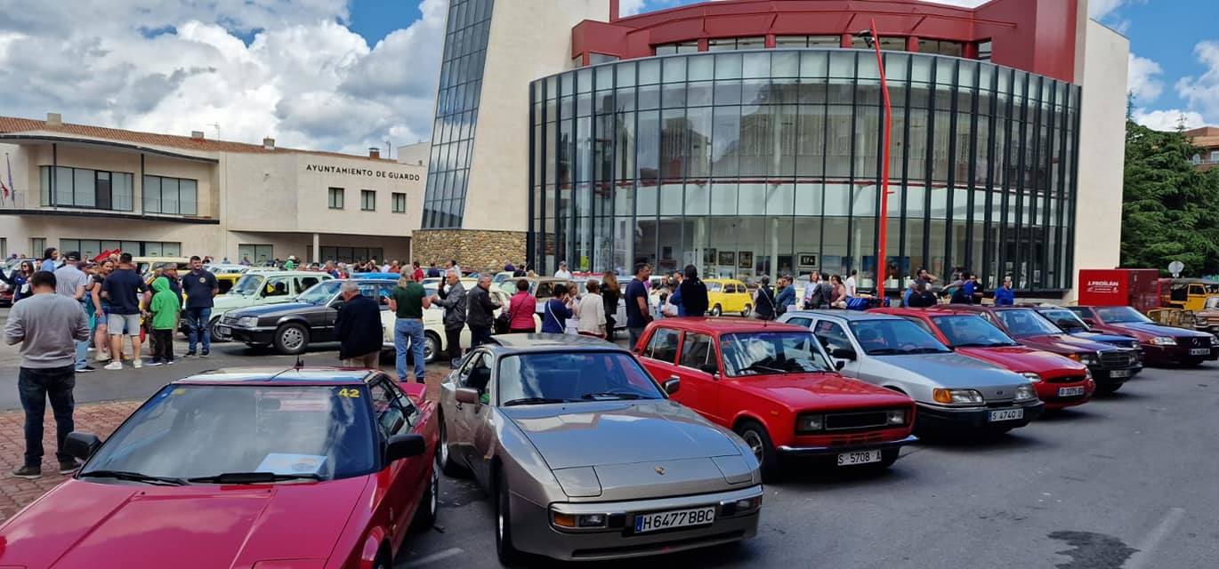Los coches clásicos invaden las fiestas de Guardo