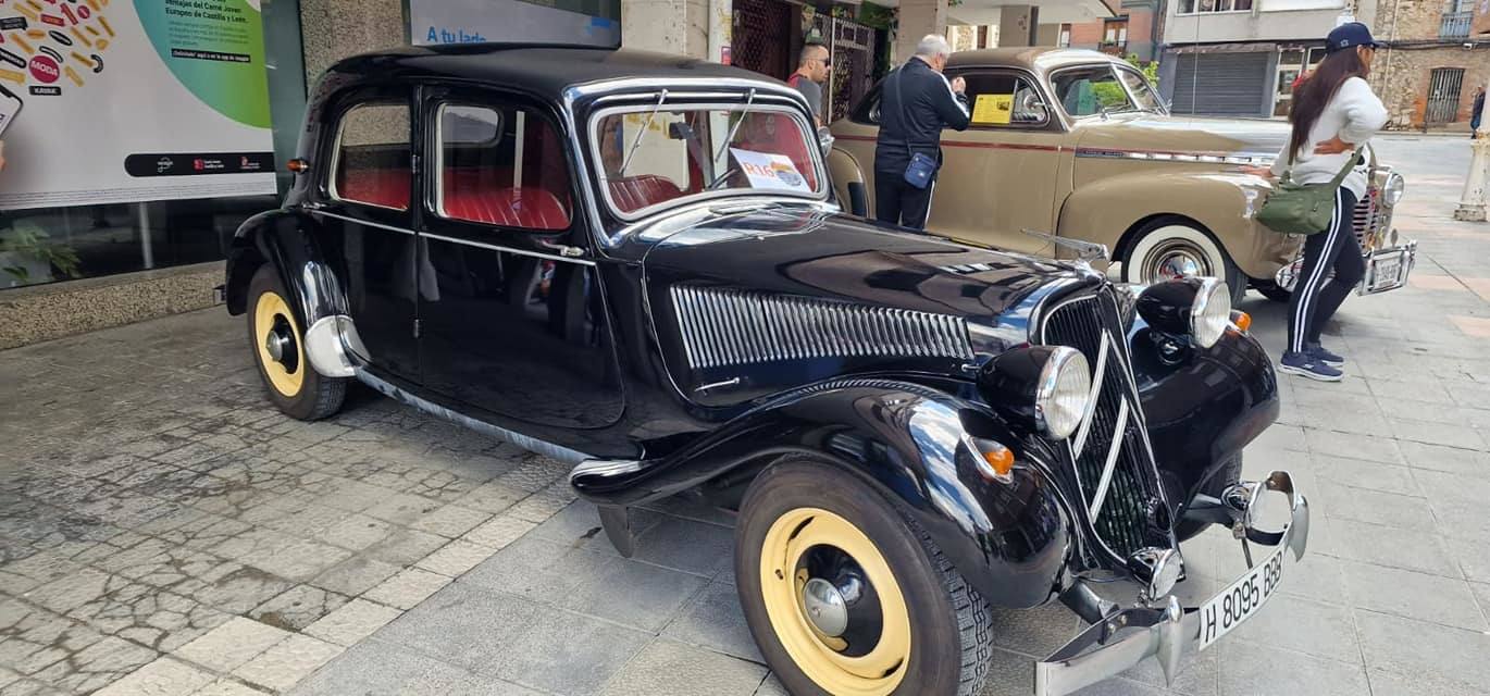 Los coches clásicos invaden las fiestas de Guardo