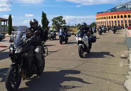 Participantes en una de las rutas moteras de la jornada.