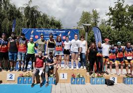 Los organizadores del Triatlón de Las Moreras posan en el pódium.