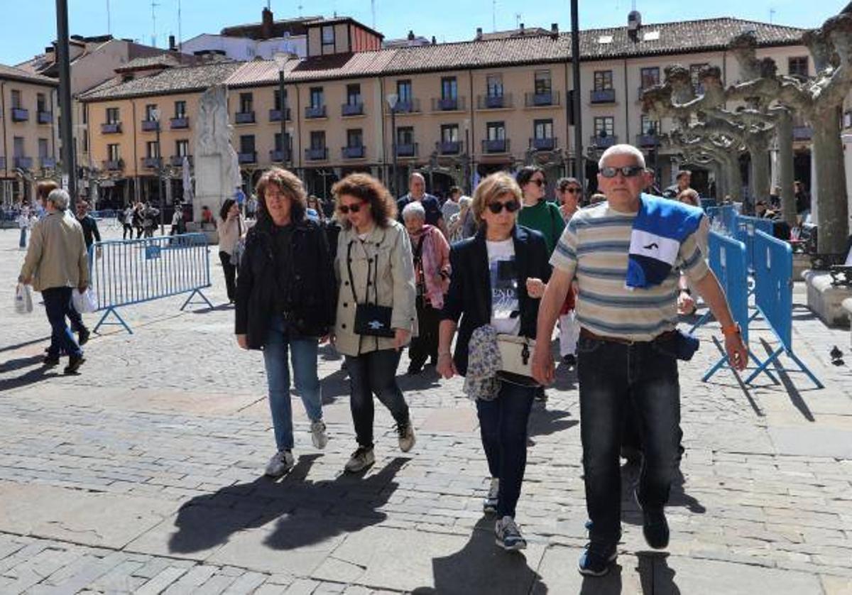 Un grupo de turistas pasea por la Plaza Mayor de Palencia.