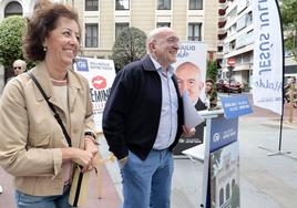 Mercedes Cantalapiedra, junto a Jesús Julio Carnero en un acto de campaña.