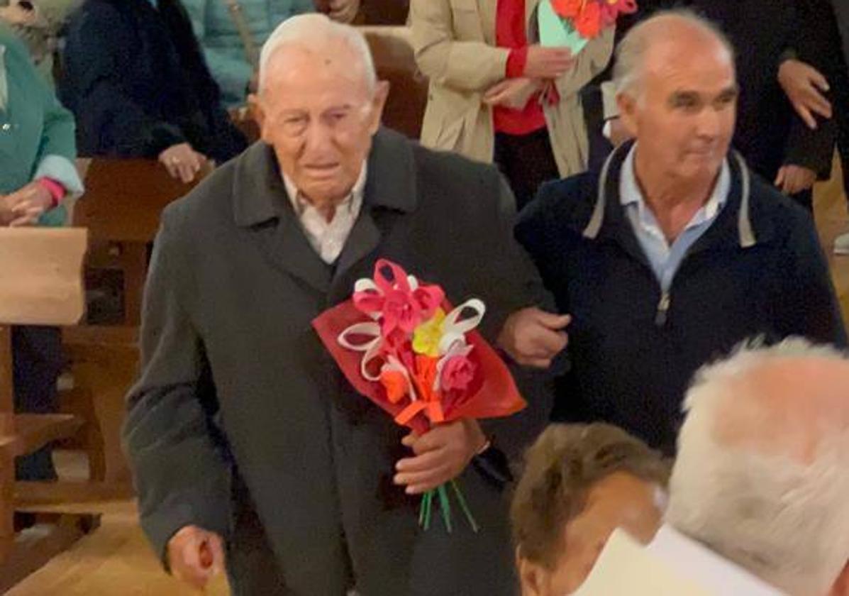 Áureo López, del brazo de un sobrino, el pasado 14 de mayo en la ermita de Cevico de la Torre.