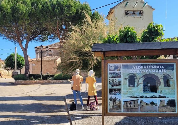 Imagen principal - Las parejas de maniquíes, a su paso por Aldealengua de Santa María, San Pedro de Gaíllos y Cerezo de Abajo. 