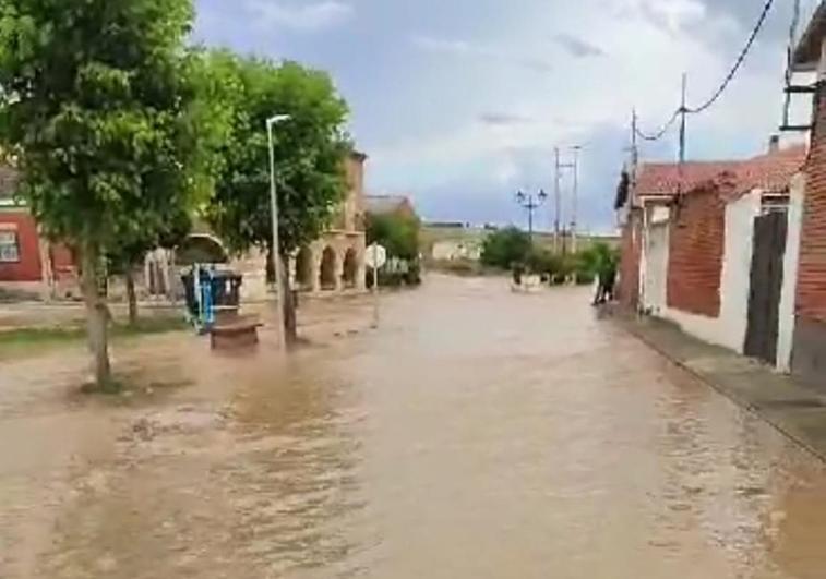 Estado en el que han quedado algunas calles de La Seca tras el aguacero.